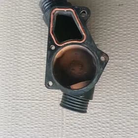 BMW 525 TERMOSTAT KORPUSY
