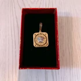 Gyzyl klon Versace