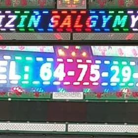 Led banner hat yazyan cyra rek