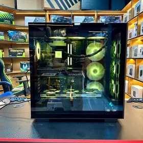 🔹ULTRA 9 / RAM 32 / RTX 5050