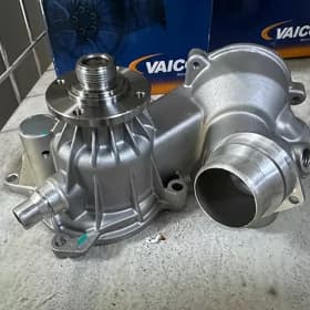 Помпа BMW N62 Vaico