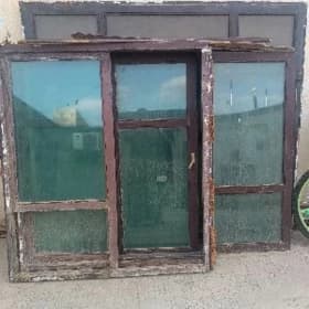 gurluşykda galan aýna penjire