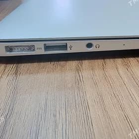MACBOOK AIR