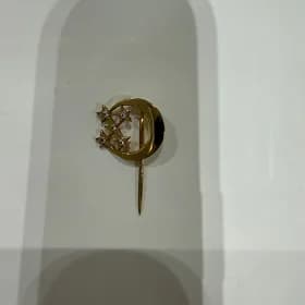 gyzyl значок
