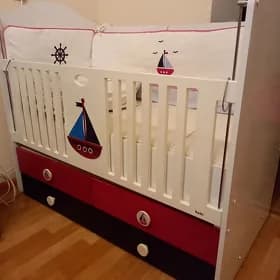 Детская кроватка, которую можно качать