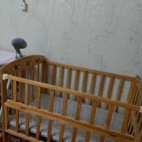 Agaç krowat düsekçesi bilen