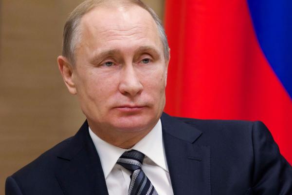 W.Putin öňki Prezidentiň eldegrilmesizligi baradaky kanuna gol çekdi