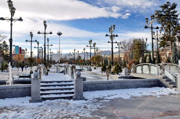 Прогноз погоды в ашхабаде. Ашхабад аллея. Ашхабад Ашхабад аллея. Туркмения Ашхабад зимний. Аллея вдохновения Ашхабад.