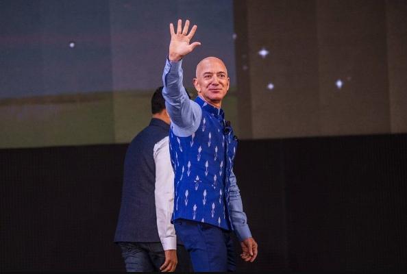 Bezos Amazon-yň baş direktory wezipesinden gider