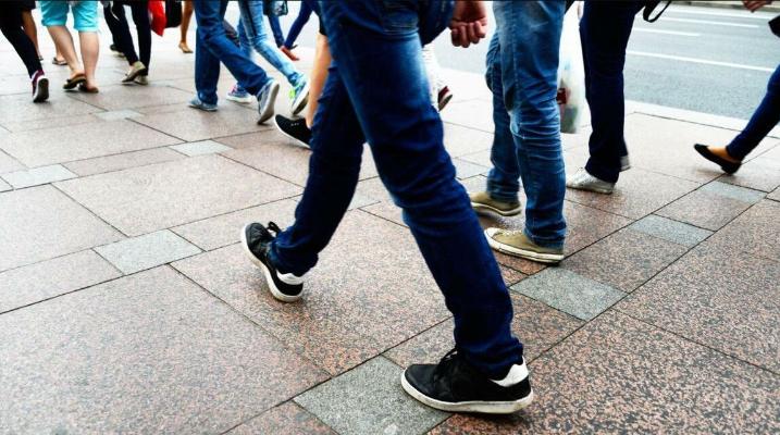 Элегантный мужчина. Девушка бежит. Мужской костюм без носков. Парень на улице. Ходьба мужчина.