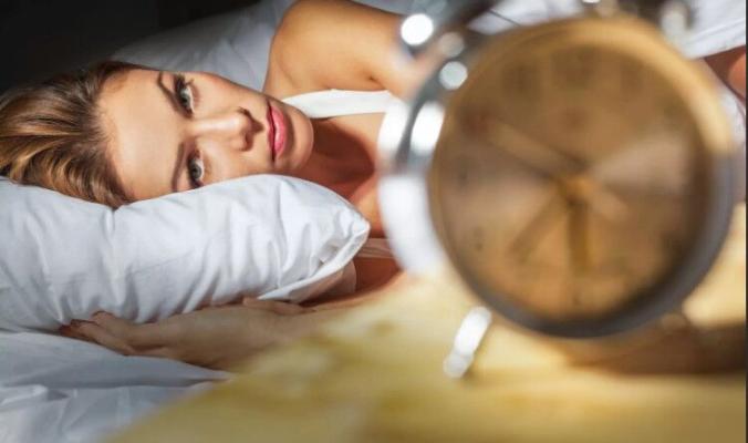 Bir minutda uklamaga kömek edýän usul