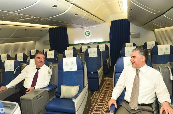 Президент Таджикистана посетил морской порт Туркменбаши