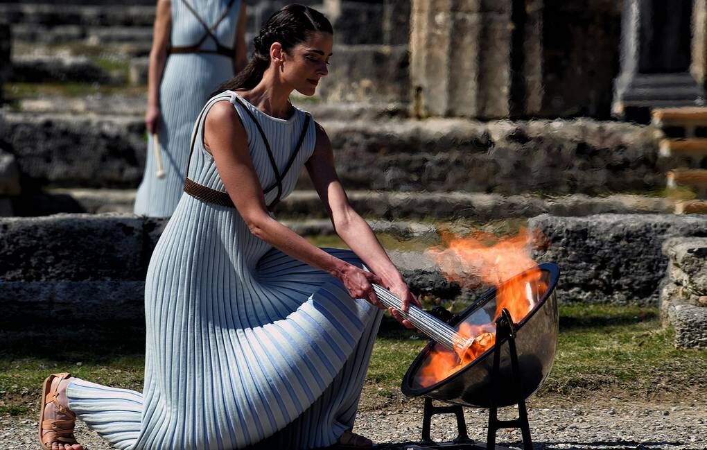 Какую одежду носили древние греки на церемонии зажжения олимпийского огня в греции