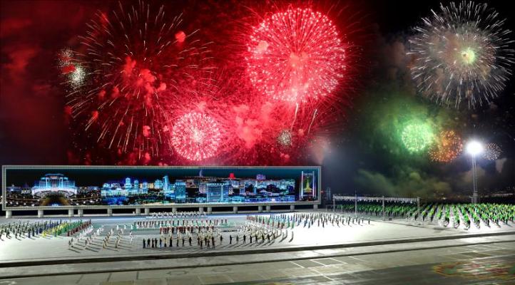 Köpöwüşginli feýerwerk Türkmenistanyň Prezidentiniň wezipä girişmek dabaralarynyň jemini jemledi