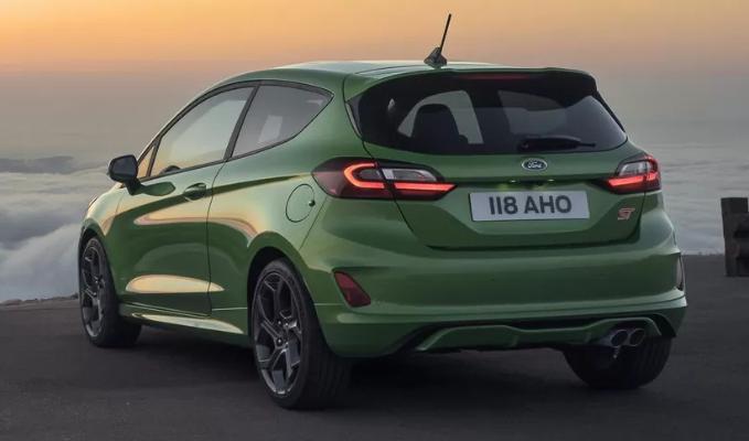 Ford üç gapyly Fiesta hetçbeginiň önümçiligini bes edýär