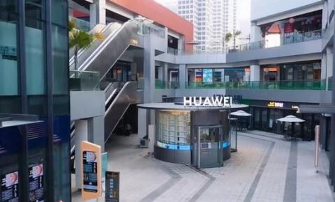 Huawei ilkinji bolup işgärsiz işleýän özboluşly dükanyny açdy