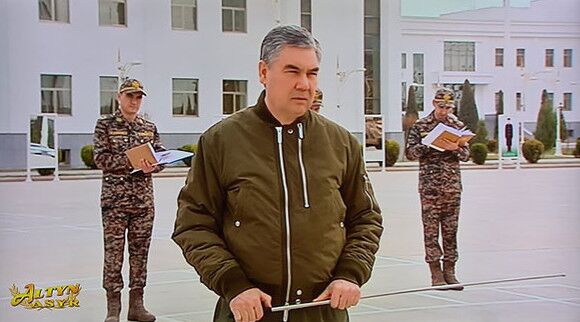 Türkmenistanyň Prezidenti harby gullukçylaryň lybaslarynyň nusgalaryny gözden geçirdi