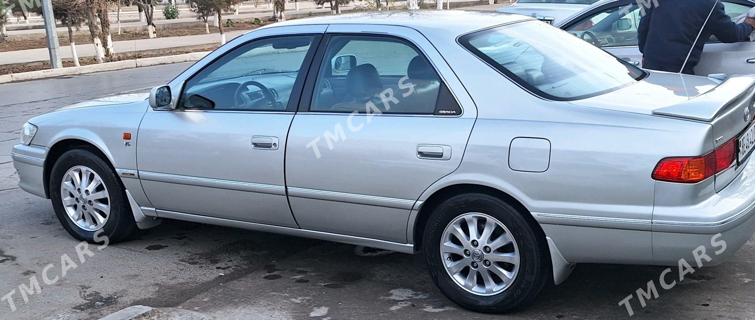 20 объявлений о продаже Toyota Camry 2001 года