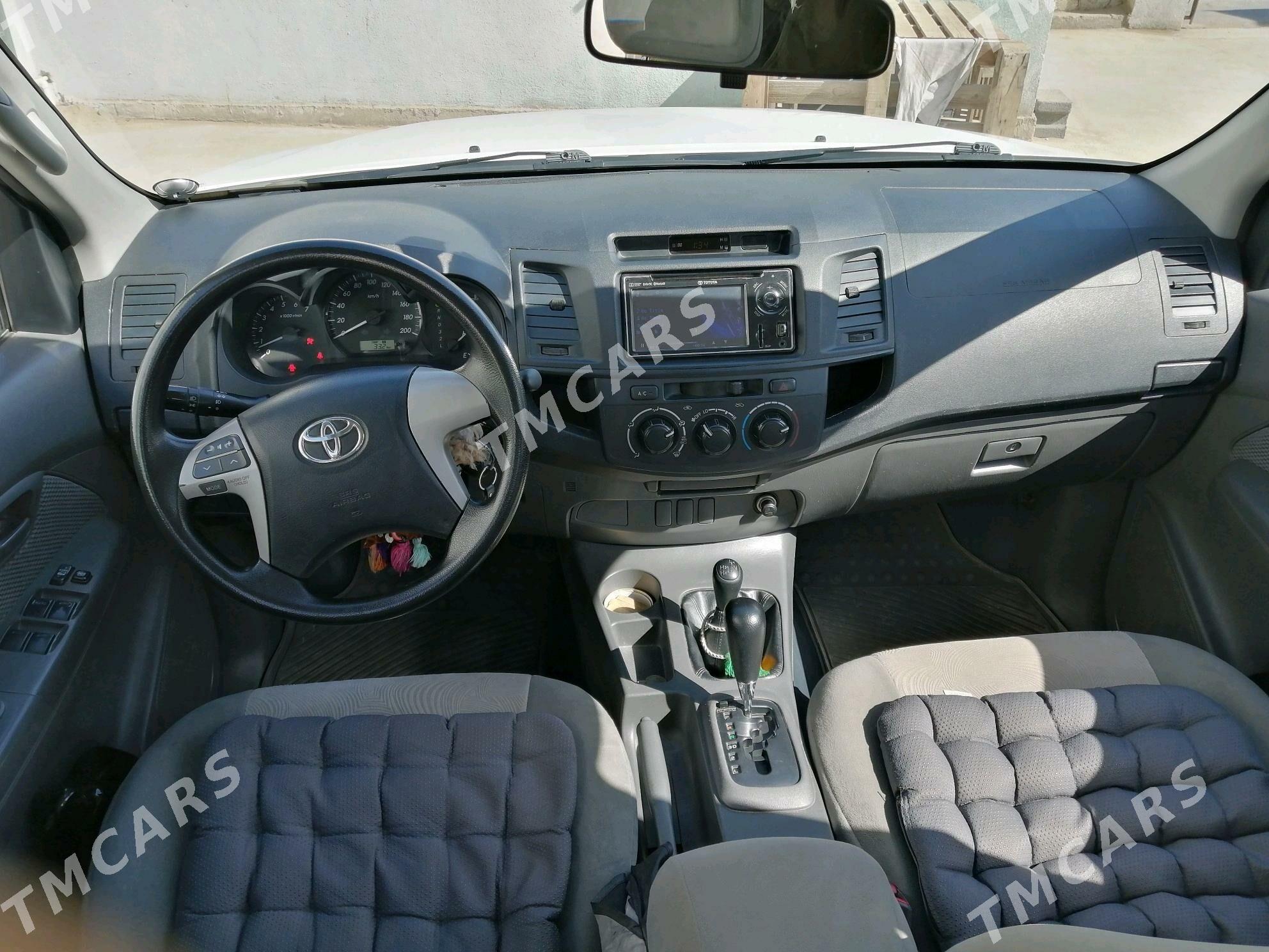 Toyota Hilux 2014 - 380 000 TMT - Хазар - img 2