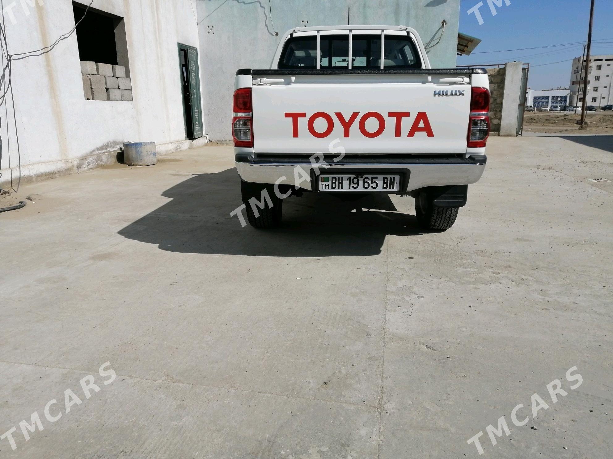 Toyota Hilux 2014 - 380 000 TMT - Хазар - img 4