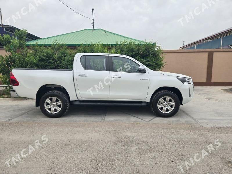 Toyota Hilux 2023 - 663 000 TMT - Ашхабад - img 2