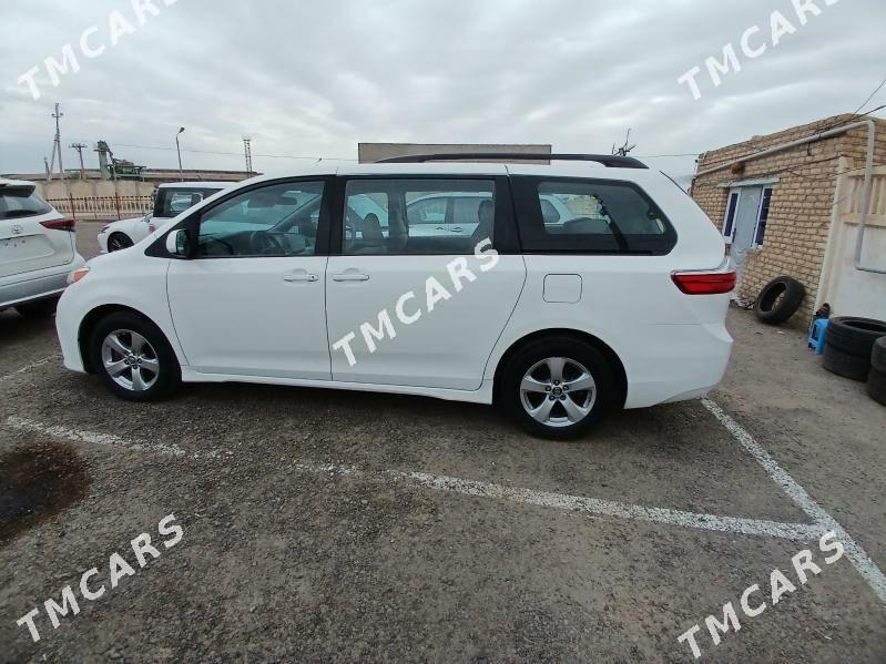 Toyota Sienna 2018 - 330 000 TMT - Мары - img 5