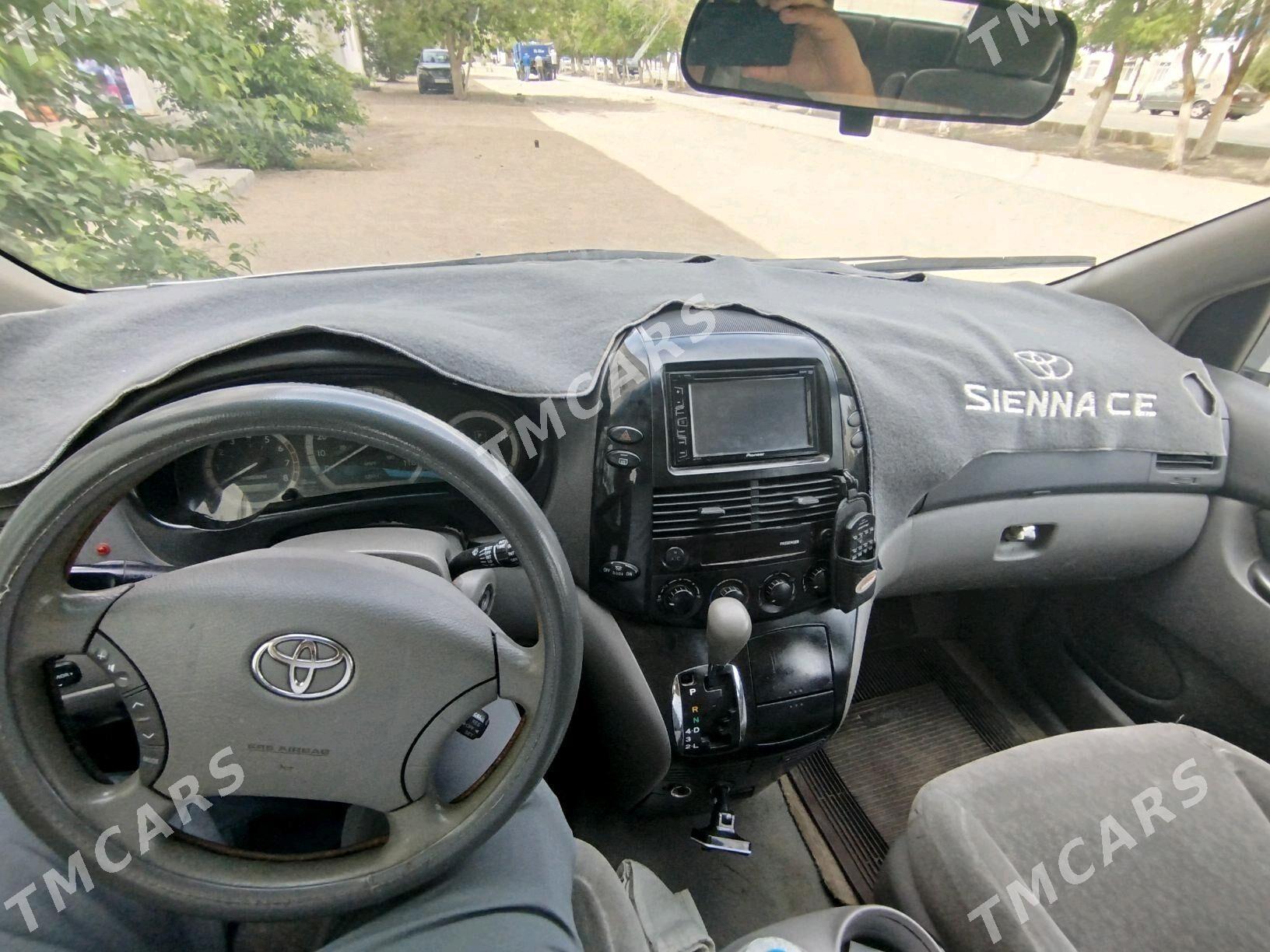 Toyota Sienna 2004 - 180 000 TMT - Балканабат - img 3