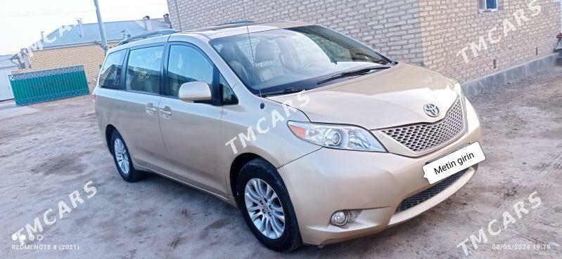 Toyota Sienna 2010 - 240 000 TMT - Мургап - img 4