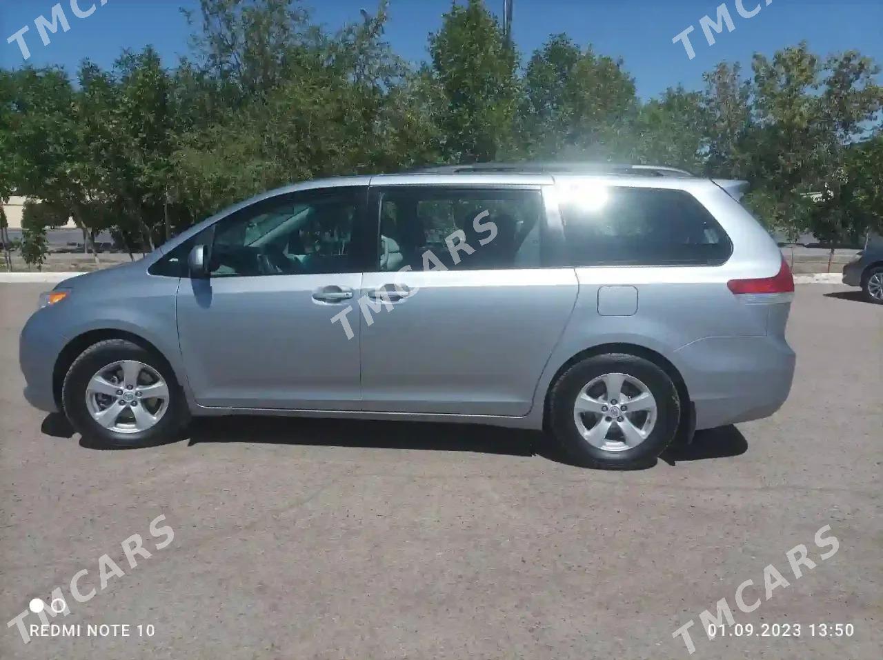 Toyota Sienna 2012 - 265 000 TMT - Кёнеургенч - img 2