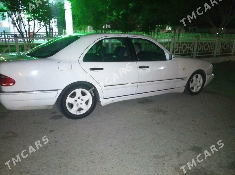 Mercedes-Benz E320 1999 - 70 000 TMT - Хазар - img 3