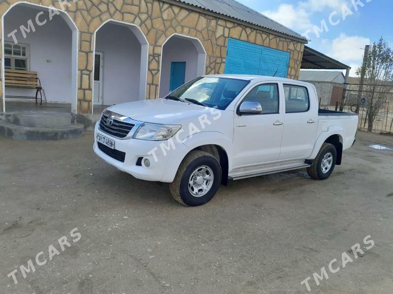 Toyota Hilux 2013 - 280 000 TMT - Эсенгулы - img 4