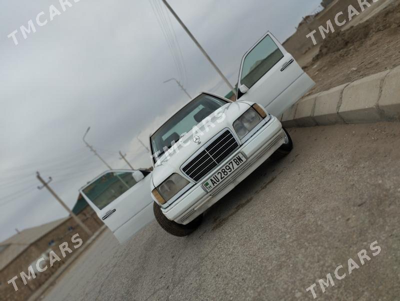 Mercedes-Benz E320 1993 - 32 000 TMT - Гумдаг - img 3