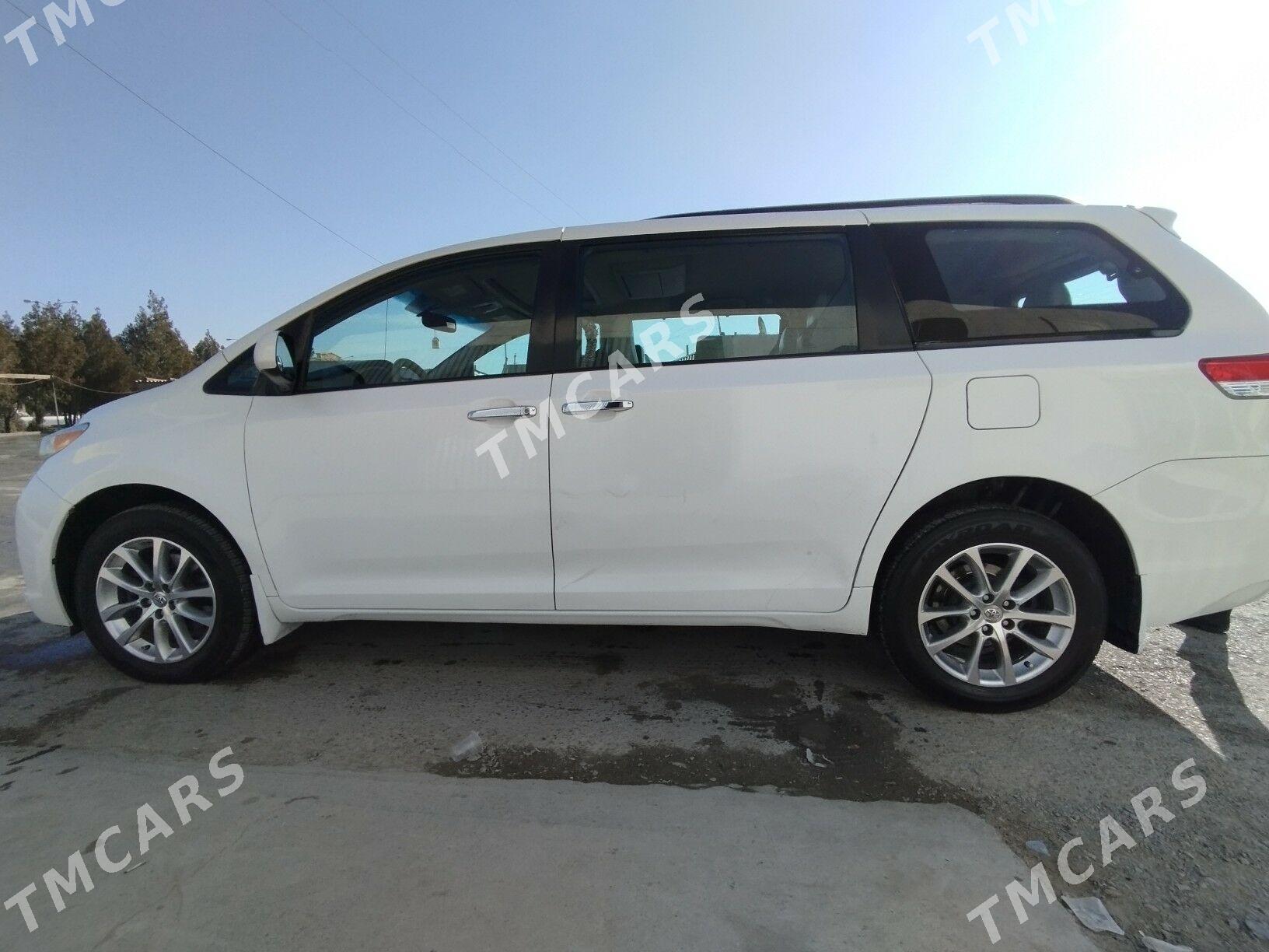 Toyota Sienna 2010 - 250 000 TMT - Бахарден - img 2