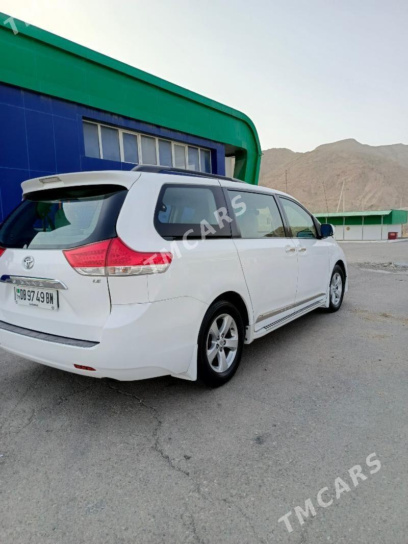 Toyota Sienna 2011 - 260 000 TMT - Туркменбаши - img 6