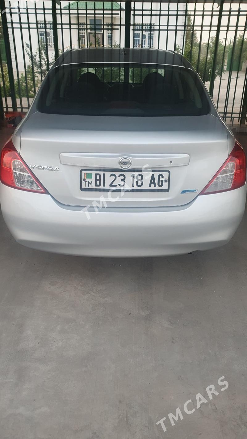 Nissan Versa 2011 - 90 000 TMT - Тязе заман - img 2