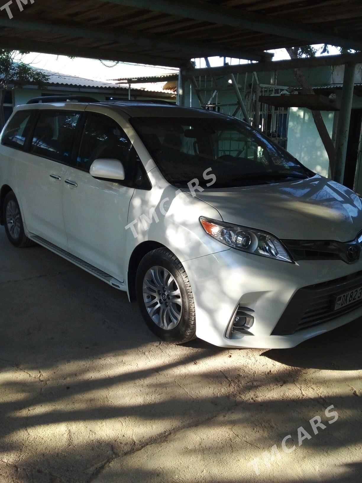 Toyota Sienna 2019 - 440 000 TMT - Ýaşlyk - img 4