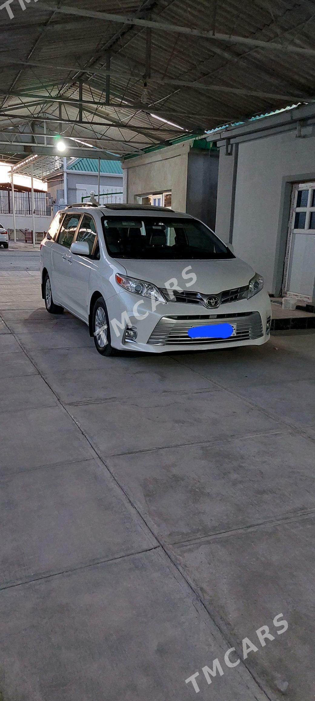 Toyota Sienna 2017 - 385 000 TMT - Büzmeýin - img 3