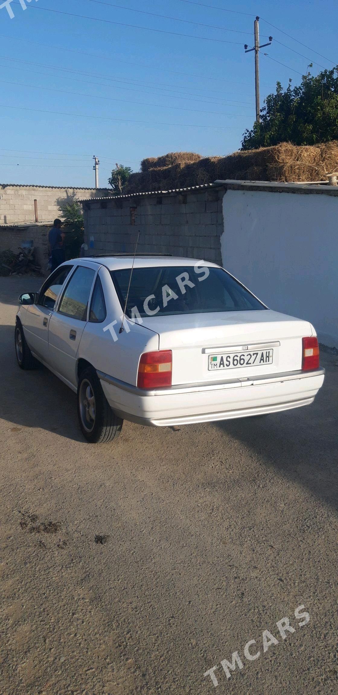 Opel Vectra 1990 - 34 000 TMT - Бахарден - img 4