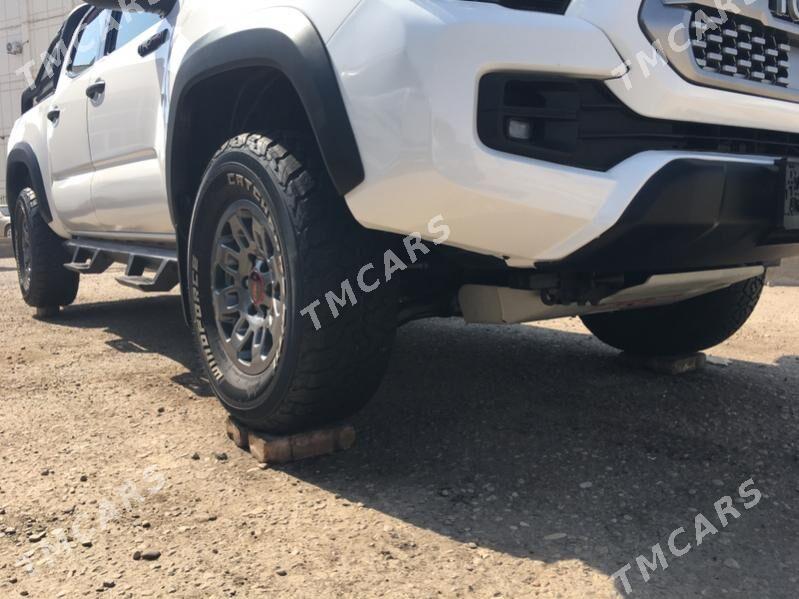 Toyota Tacoma 2018 - 440 000 TMT - Туркменабат - img 4