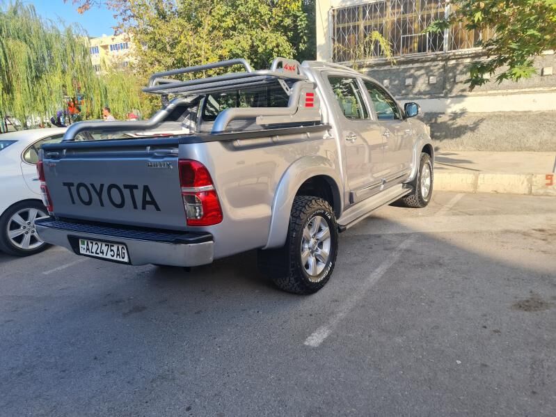 Toyota Hilux 2015 - 370 000 TMT - Ким район - img 2