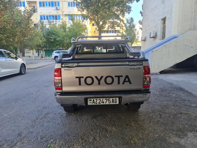 Toyota Hilux 2015 - 370 000 TMT - Ким район - img 9