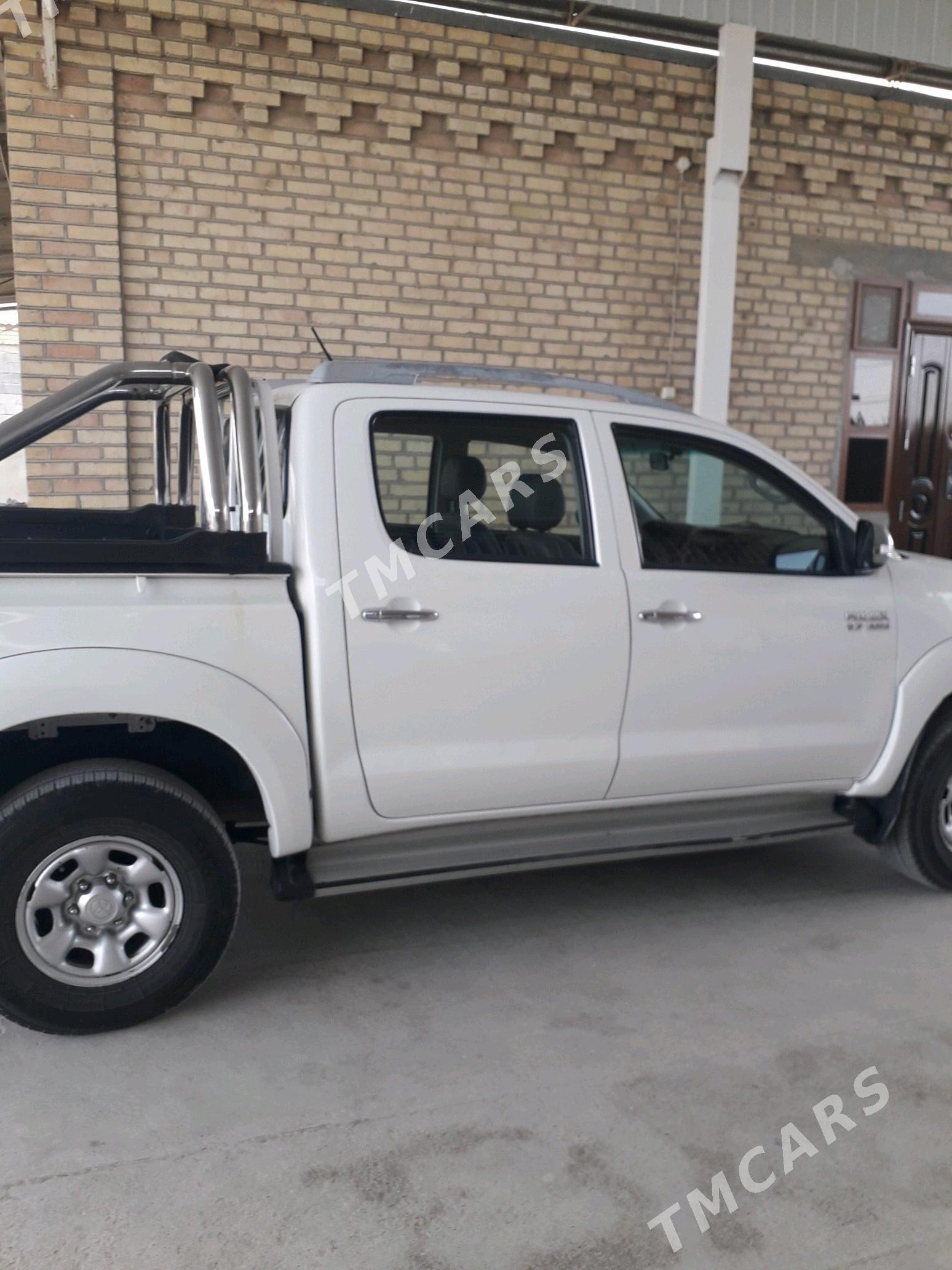 Toyota Hilux 2015 - 275 000 TMT - Бахарден - img 6