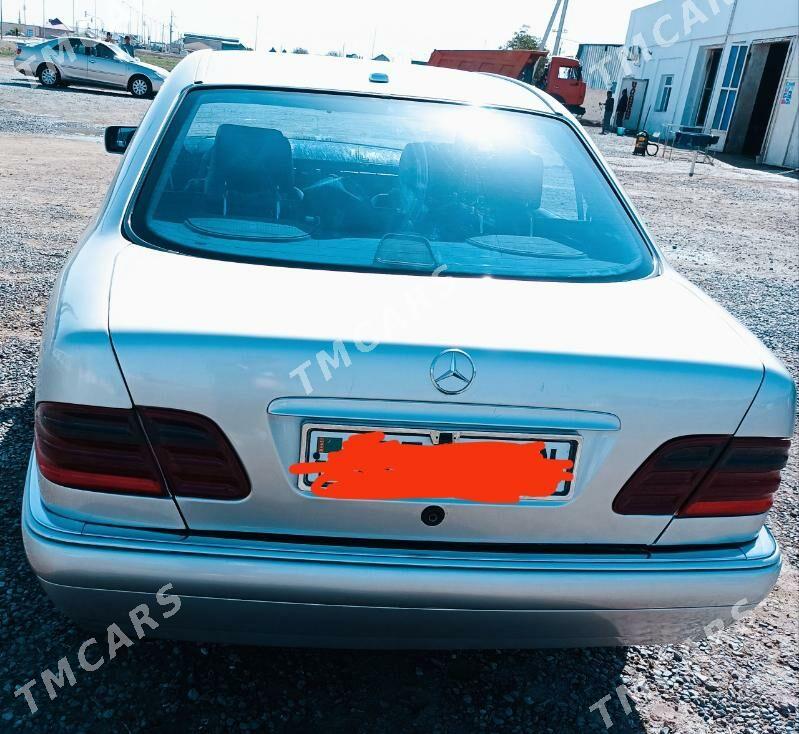 Mercedes-Benz E320 1997 - 80 000 TMT - Берекет - img 3