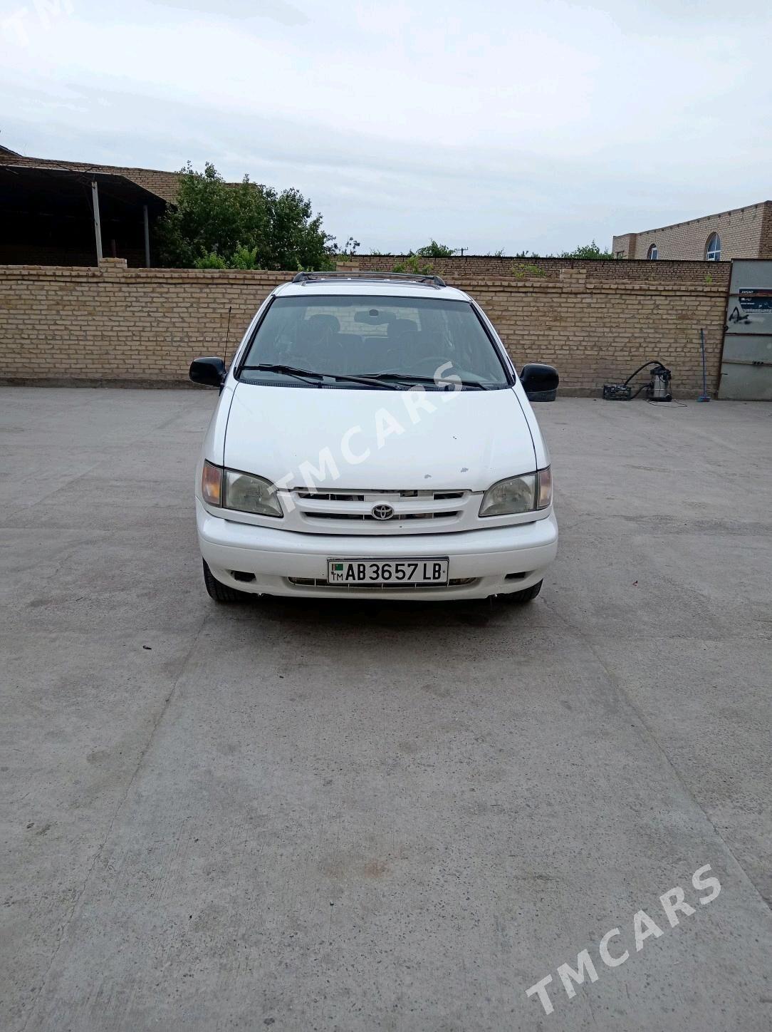 Toyota Sienna 2000 - 106 000 TMT - Saýat - img 3