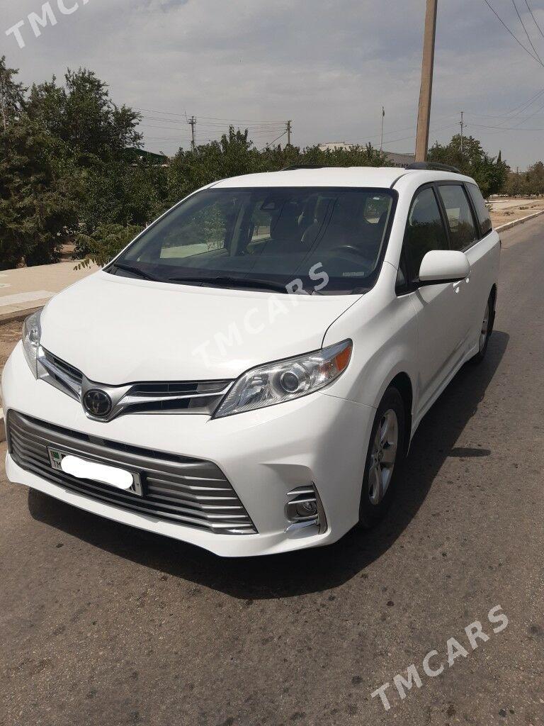 Toyota Sienna 2018 - 350 000 TMT - Балканабат - img 5