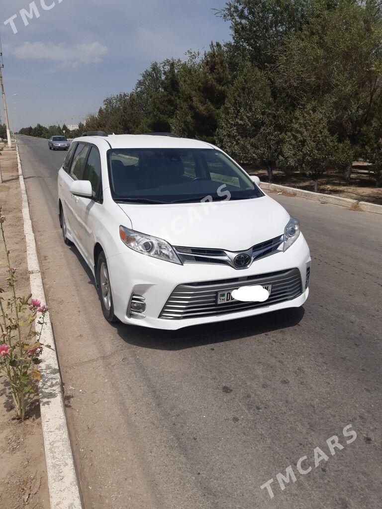 Toyota Sienna 2018 - 350 000 TMT - Балканабат - img 6