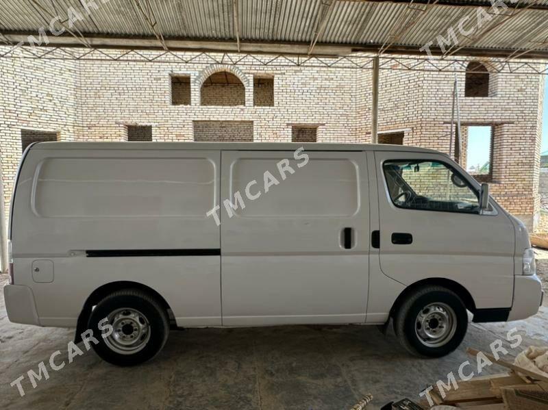 Nissan Urvan 2006 - 99 000 TMT - Мары - img 2