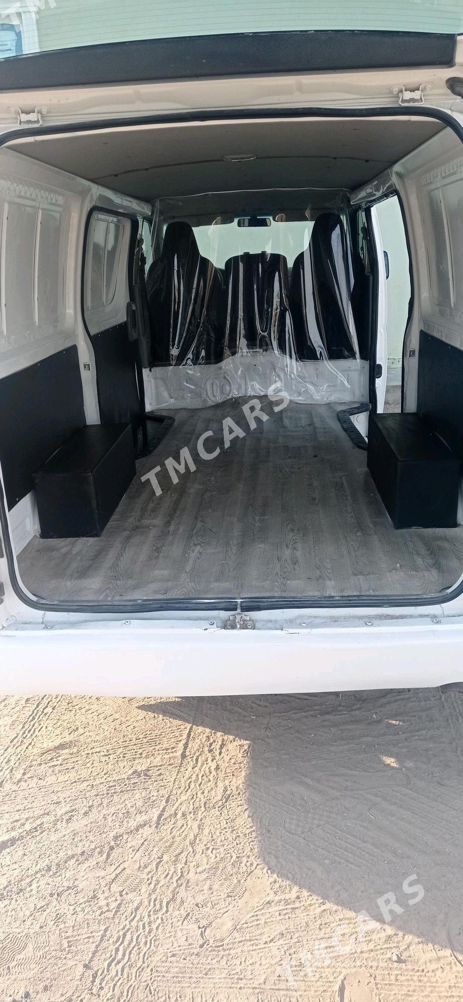 Toyota Hiace 2006 - 200 000 TMT - Мары - img 4