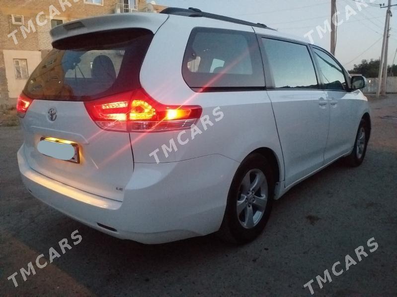 Toyota Sienna 2011 - 270 000 TMT - Дашогуз - img 2