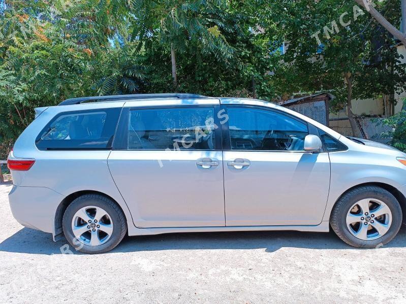 Toyota Sienna 2018 - 380 000 TMT - Türkmenbaşy - img 3